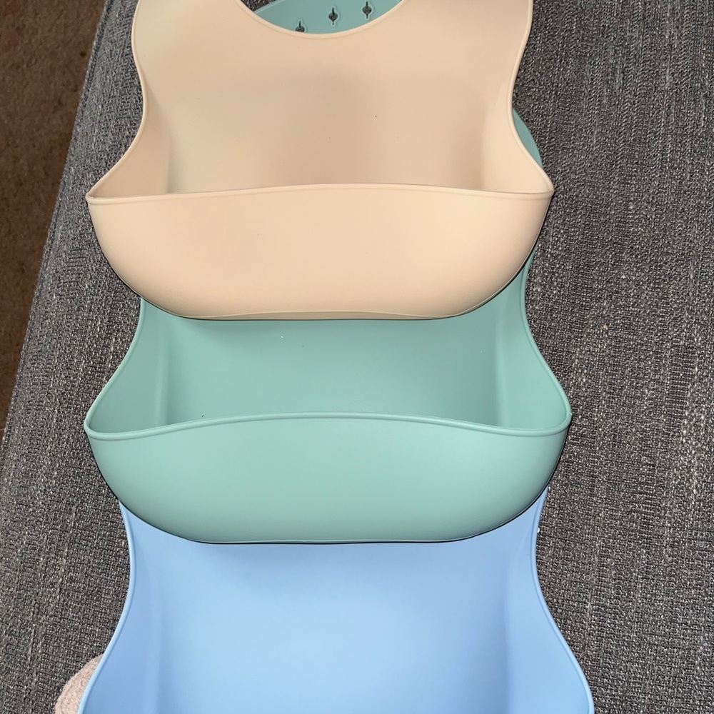 3 pk silicone bibs BPA free, food grade waterproof.